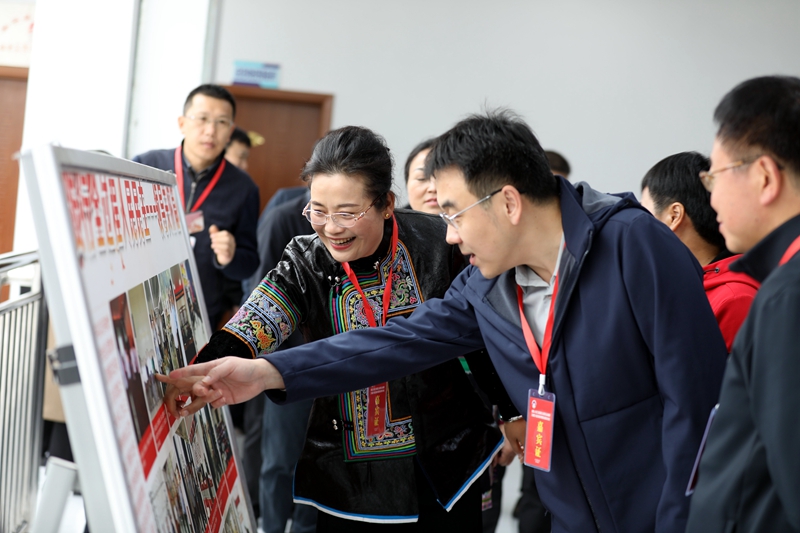 10月28日，与会代表在黎平县人大代表联络站观摩_proc.jpg