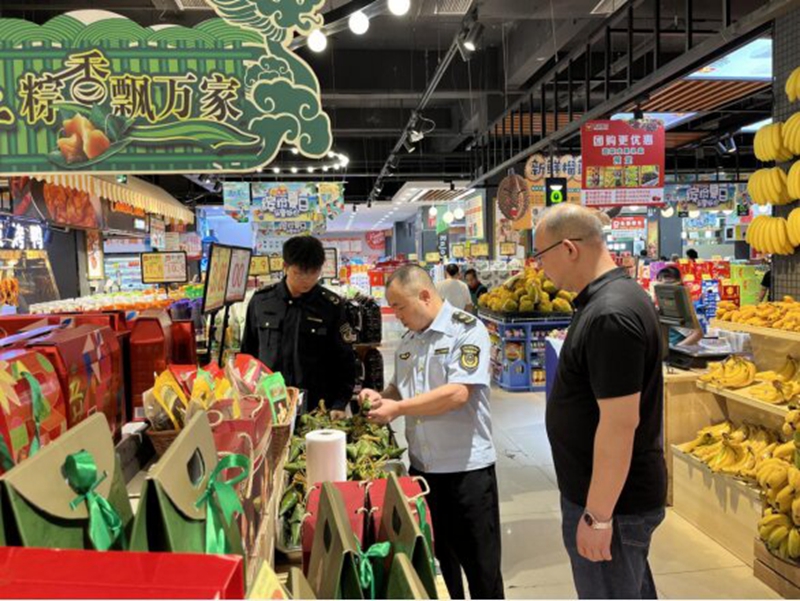 工作人员在检查校园及周边食品安全 (3)_proc.jpg
