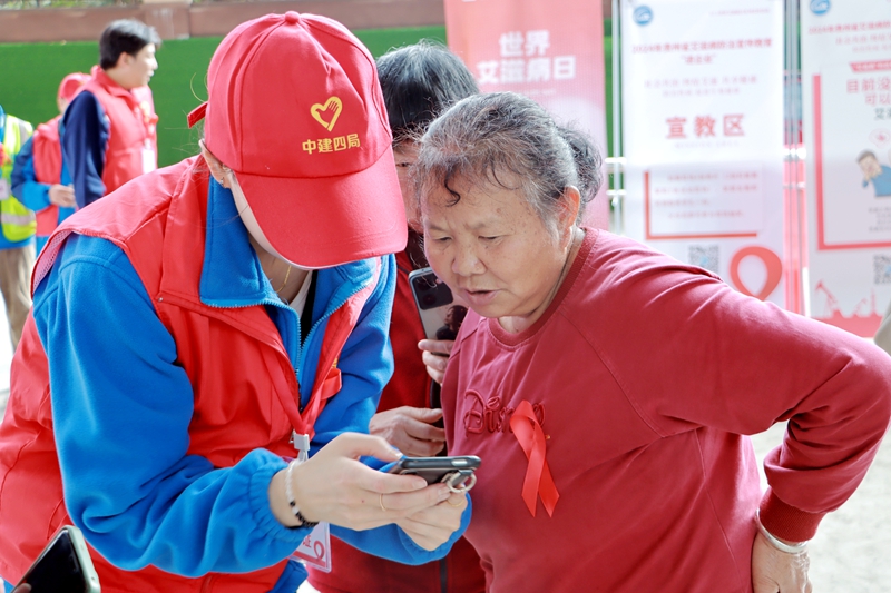 中建四局铁投都溪湾畔项目志愿者答疑引导_proc.jpg