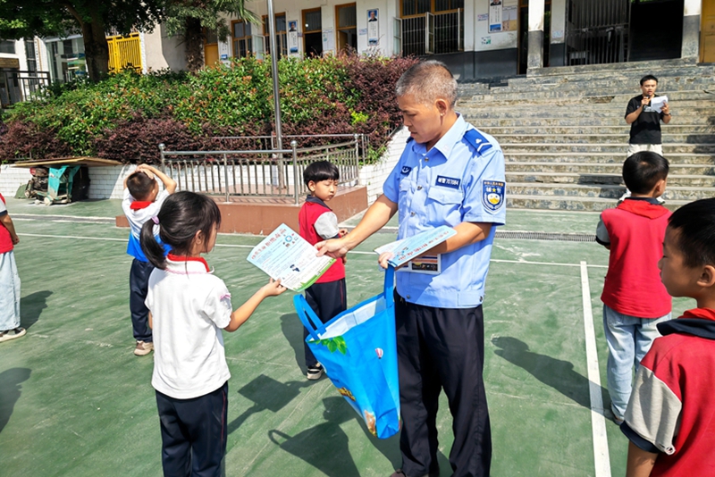 德顺乡联合多部门到德顺乡中心小学开展禁毒、暑期防溺水等宣传教育工作_proc.jpg
