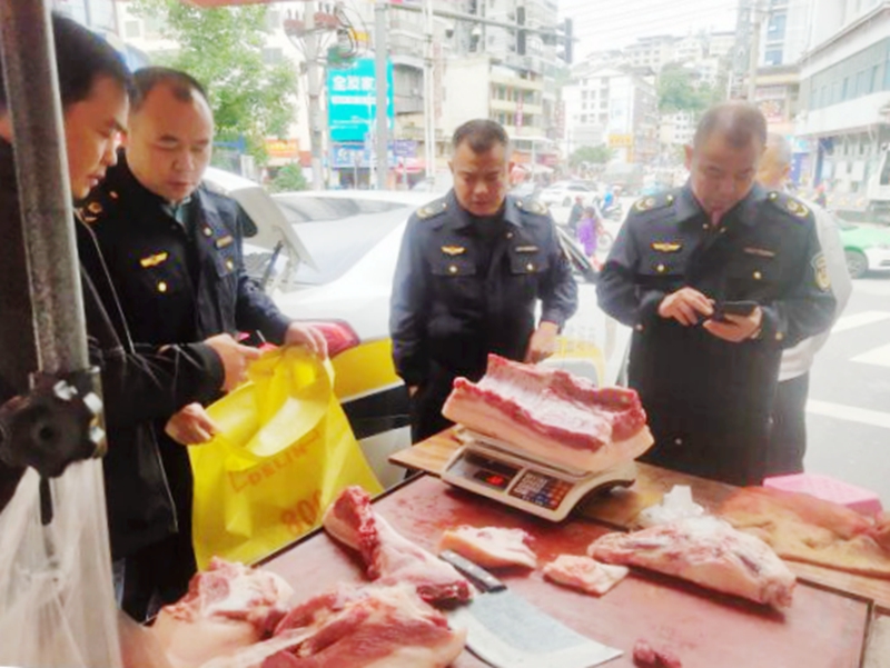 工作人员在检查校园及周边食品安全 (4)_proc.jpg