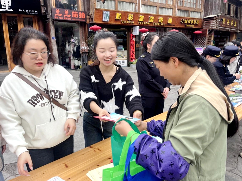 图为：工作人员向群众讲解反分裂国家法相关知识_proc.jpg