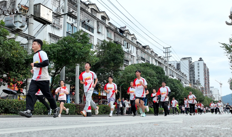 运动会跑步比赛现场  (1)_proc.jpg