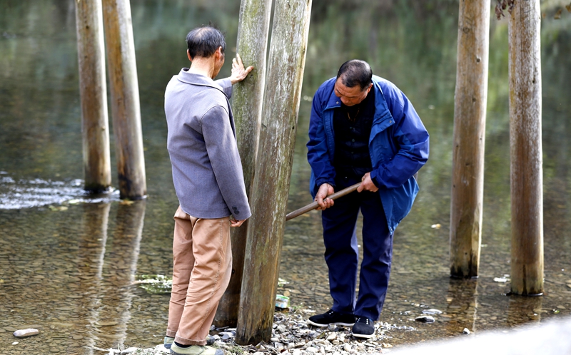 当地村民在维护桥桩（吴光辉摄）_proc.jpg