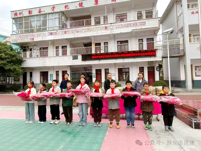 林仙辉为学生捐赠的照片_proc.jpg