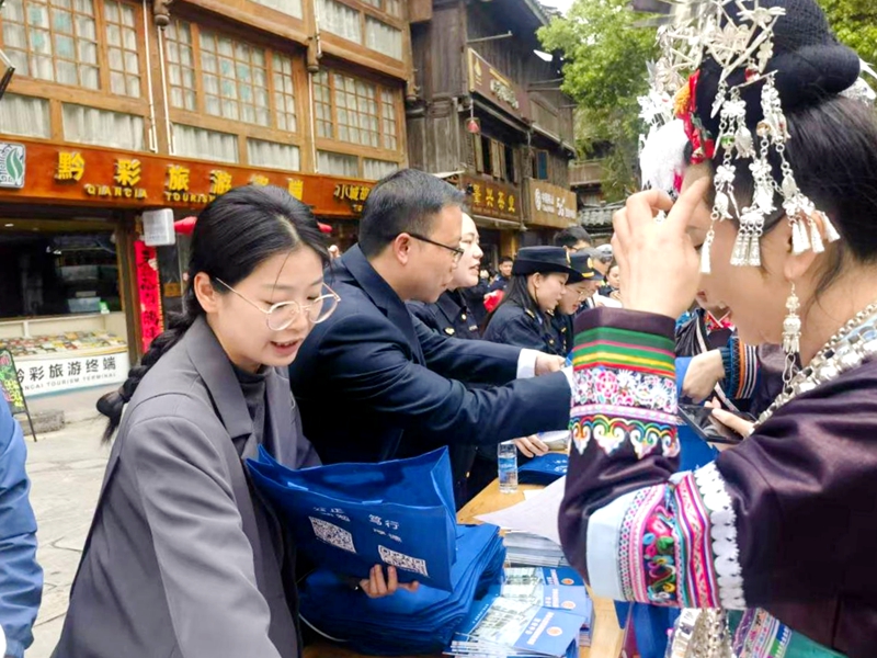 图为：工作人员向游客讲解《中华人民共和国爱国主义教育法》相关知识_proc.jpg