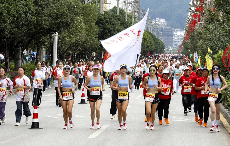 运动会跑步比赛现场  (5)_proc.jpg
