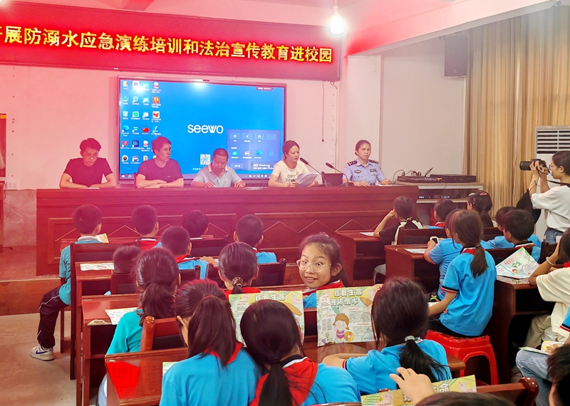九潮镇联合多部门到九潮中心小学、九潮中学开展禁毒等法治宣传教育_proc.jpg