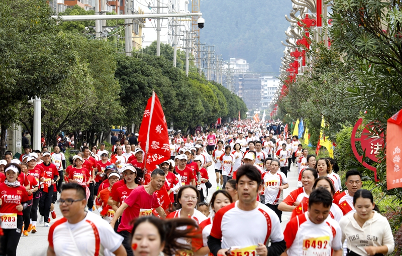 运动会跑步比赛现场  (6)_proc.jpg