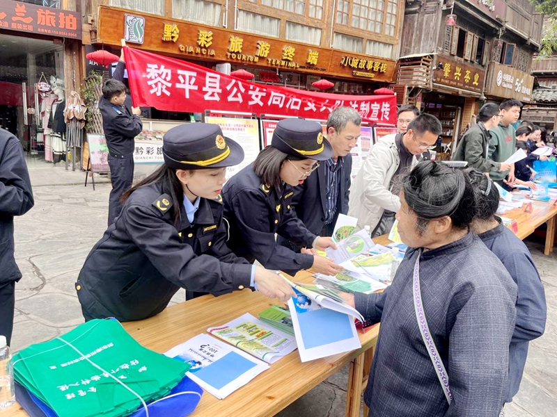 图为：工作人员向群众讲解国家粮食安全相关知识_proc.jpg
