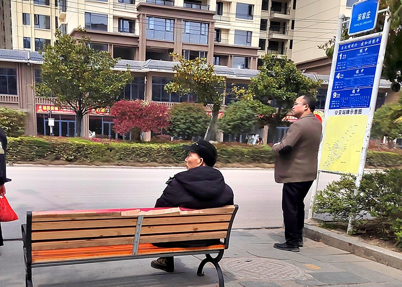 林仙辉为公交站安装便民座椅 (2)_proc.jpg