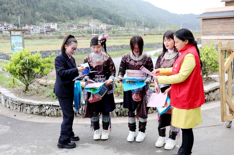 图为：工作人员向学生讲解防早恋、防溺水等涉未成年人保护法律法规_proc.jpg