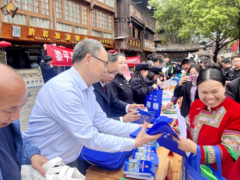 图为：工作人员向群众讲解防范电信网络诈骗相关知识_proc.jpg