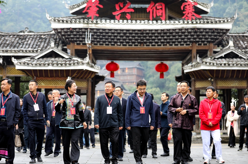 10月28日，与会代表在黎平县肇兴侗寨观摩_proc.jpg