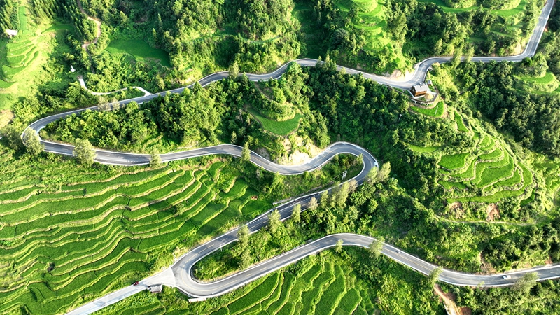 环绕在青山梯田间的中国乡村旅游1号公路 (5)_proc.jpg