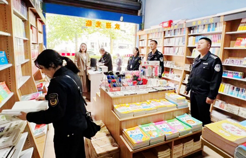 工作人员在检查校园及周边食品安全 (1)_proc.jpg